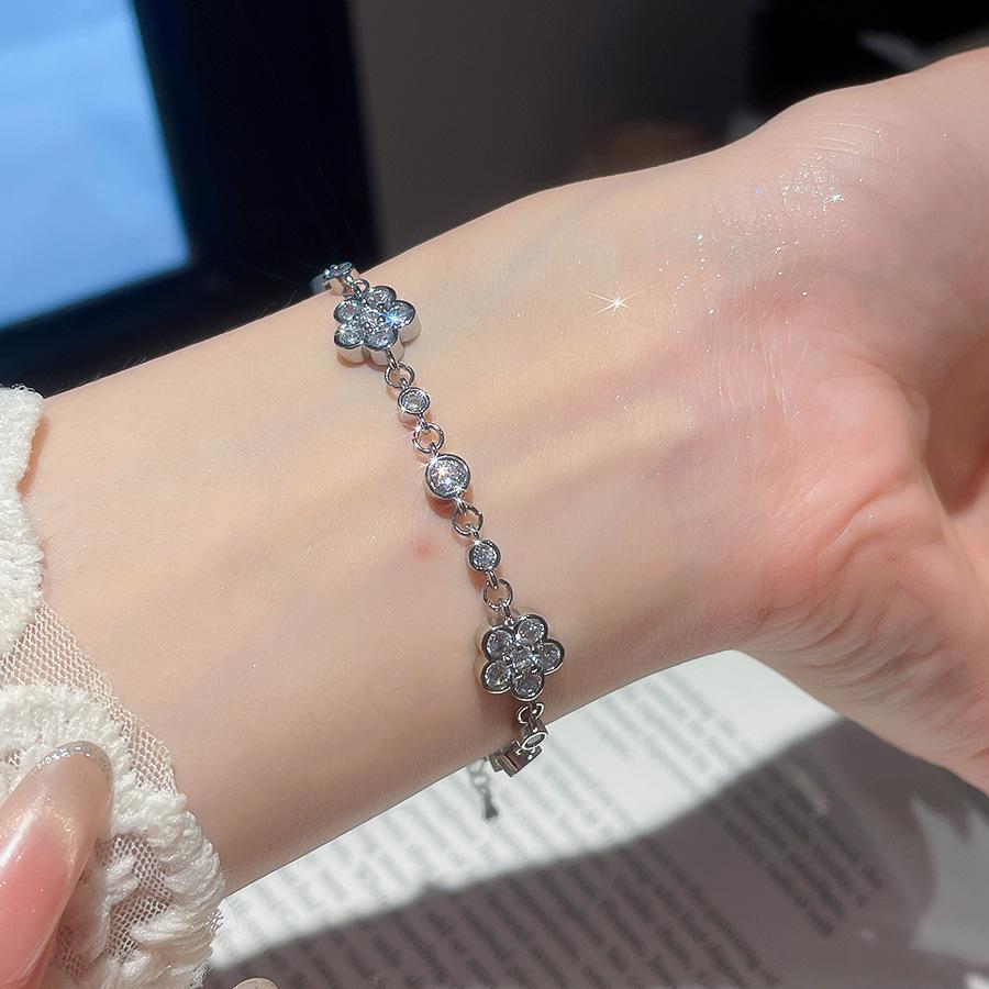 Elegant Zirconia Flower Bracelet: Luxurious Five-Petal Rope Design for Women