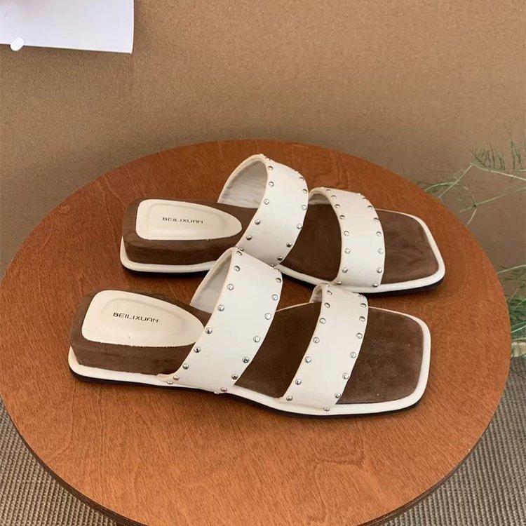 Französische Retro-Nieten mit kleinen Schrägabsatz-Slippern Damen Sommerbekleidung Urlaub am Meer Lässige Strandsandalen