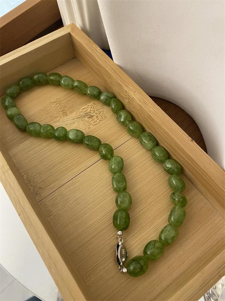 Emerald Green Avocado Beaded Necklace with Yuanbao Buckle - High-End Natural Stone Clavicle Chain