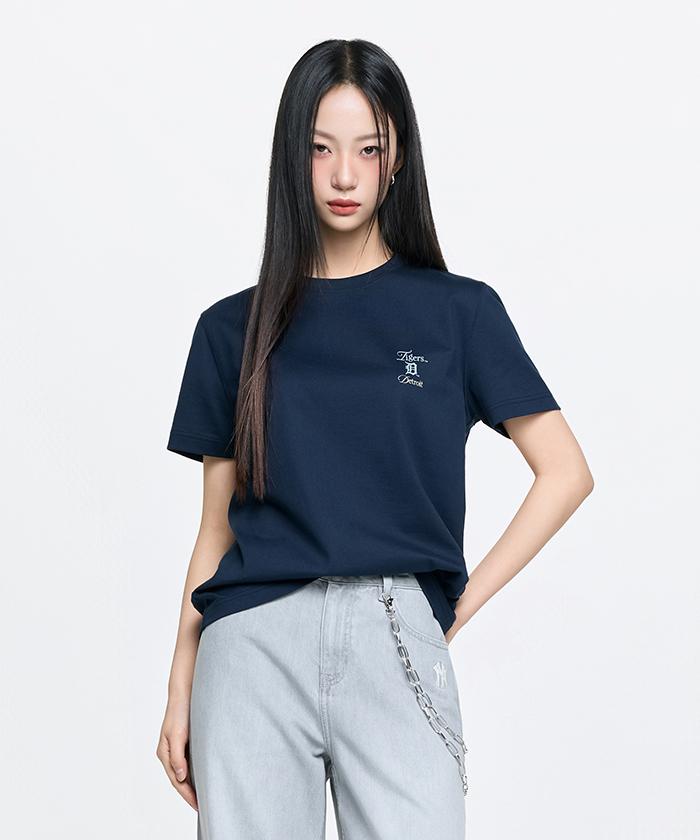 Emelbi Serif Small Lettering Logo Regular Fit Short Sleeve T-Shirt Det (Navy)