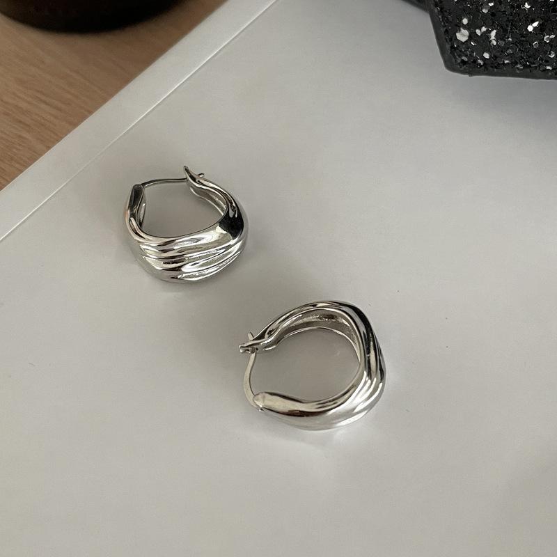 Vintage Irregular Pleated Earrings Female Lava Earrings Temperament Niche Design Sense Ins Wind Elegant Simple Lightweight Minimalist Hoop Earrings