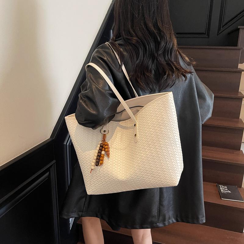 A Versatile Commuting Handbag for Women, A Fashionable Shoulder Bag, and A High-end, Large-capacity Tote Bag