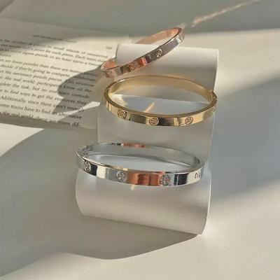 Rose Gold Women's Alloy Bracelet with Screw Pattern - Does Not Fade, Light Luxury Design