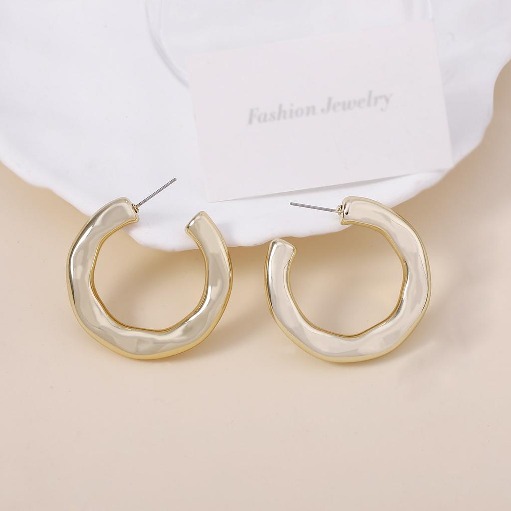 Stylish hammer-patterned geometric circle C-shaped stud earrings, simple wavy style, trendy, casual and elegant, niche earrings