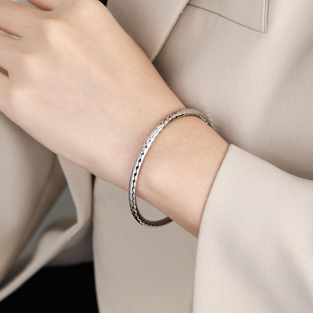 

Артистичный ретро браслет-манжета из титановой стали для женщин с узором аргайл