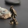 Malá kreatívna remeselná soška orla Miniatúrna sochárska remeselná ozdoba Vintage medená figúrka vtáka pre interiér Domov Dekorácia stola