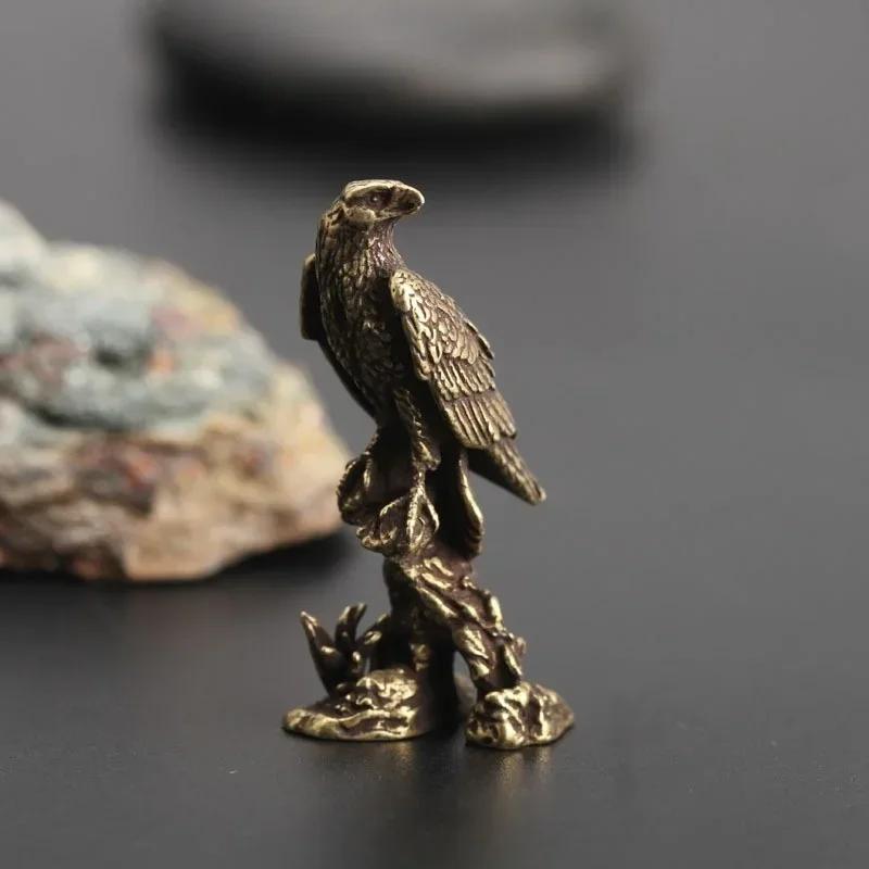 Malá kreatívna remeselná soška orla Miniatúrna sochárska remeselná ozdoba Vintage medená figúrka vtáka pre interiér Domov Dekorácia stola