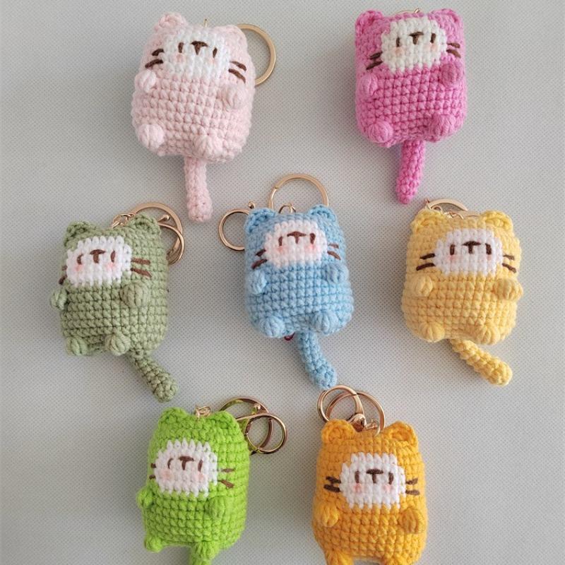 Uncinetto fatto a mano, ciondolo gatto biscotto, piccoli accessori tessuti con filato da tessitura, accessori carini da appendere alla borsa a cartoni animati, con portachiavi, regalo di Natale