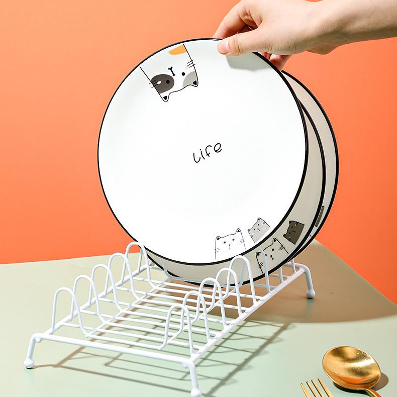 Abtropfgestell für Geschirr und Schüsseln in der Küche zur Aufbewahrung auf der Arbeitsplatte und im Schrank