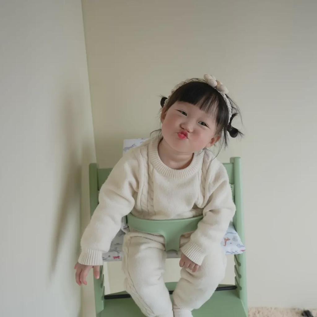Stokke Kinder-Esszimmerstuhl: Neuer Stil, schmutzabweisend, verdicktes, tragbares, abnehmbares Kissen mit Rückenlehne