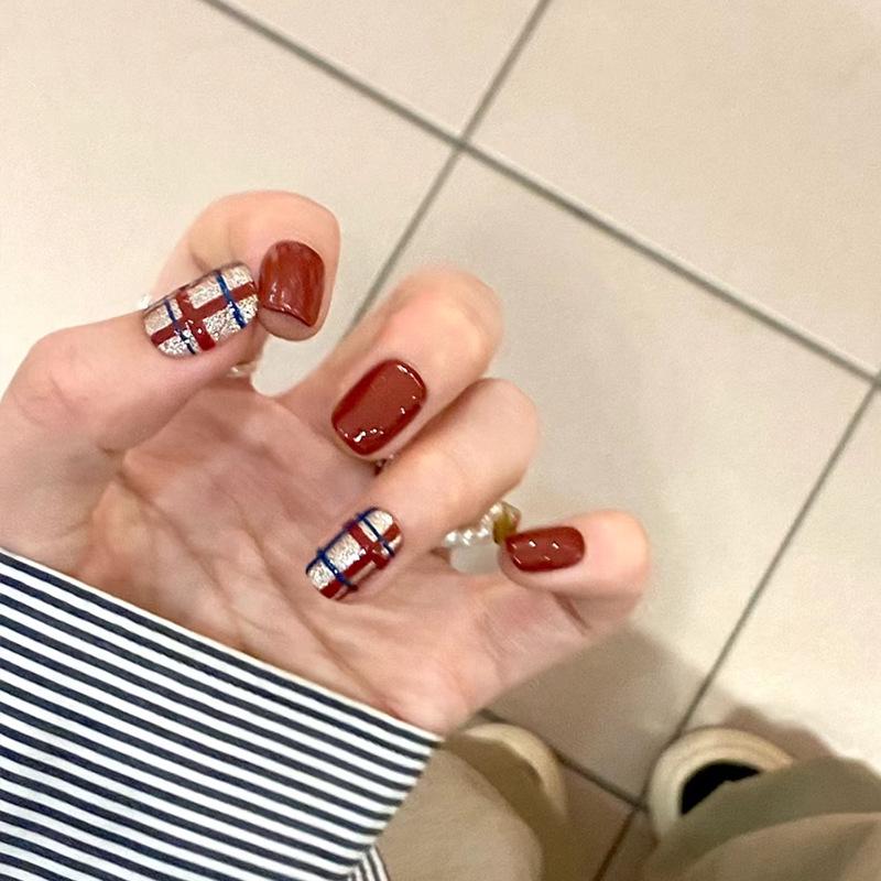 

24-Pack Handmade Red Checkerboard Short Nail Tips for Autumn/Winter Gel Polish Version