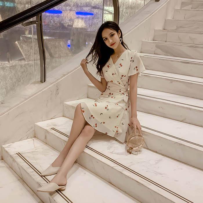 Women Chiffon Short-sleeved Dress Slim V-neck A-line Sun-dresses Mid-length Beach Skirt buy the best products in the Ayzeze online store Women Chiffon Short-sleeved Dress Slim V-neck A-line Sun-dresses Mid-length Beach Skirt buy the best products in the Ayzeze online store