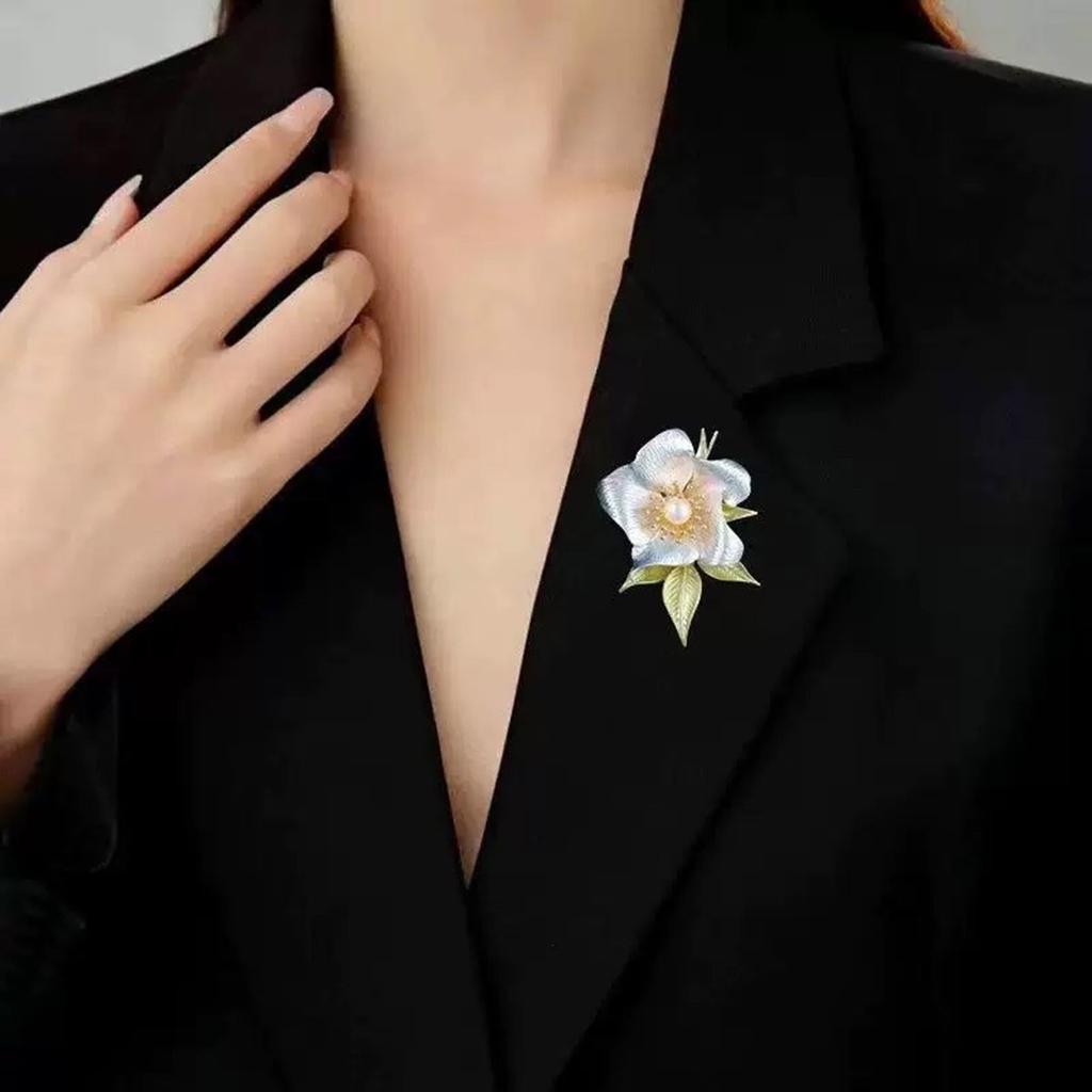 Handbemalte florale Brosche Elegantes Design Sicherheits-Anstecknadel Kleiderdekoration für formelle Zusammenkünfte Alltagskleidung