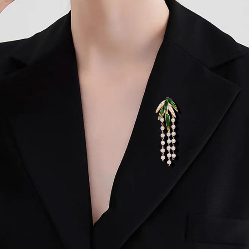 The Dynamic Tassel Bamboo Leaf Brooch In The Rain, A Woman's Unique and Elegant Pearl Cheongsam Accessory Collar Pin
