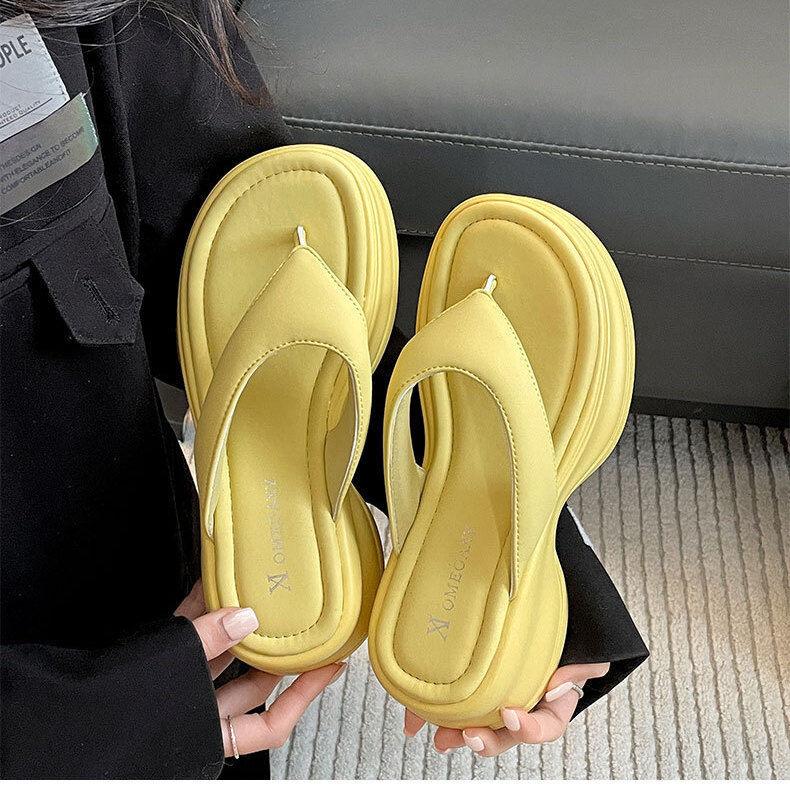 Klapki na platformie muffin damskie letnie do noszenia na zewnątrz letnie nowe modne wysokiej klasy nadmorskie plażowe klapki z paskiem między palcami fajne kapcie