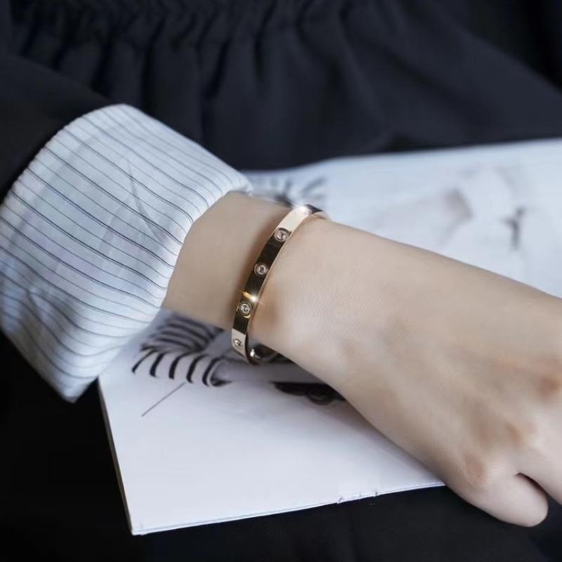 Modischer Armreif aus Edelstahl, unverblasst