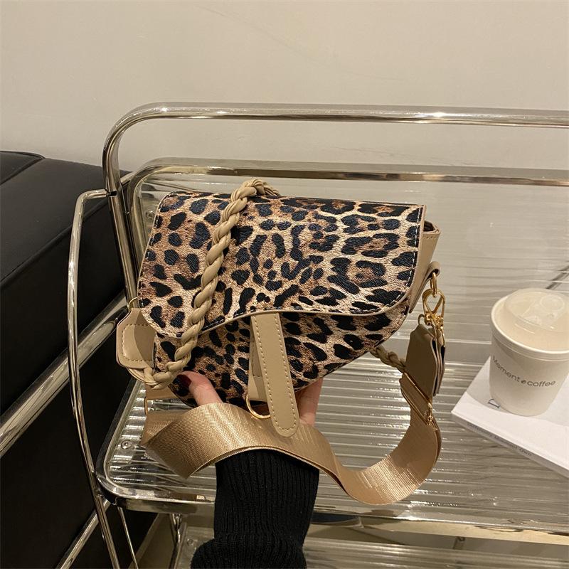 

Осень и зима новый зарубежный стиль леопардовый принт высококачественная текстура женская сумочка пряный стиль девушки модная повседневная универсальная сумка-мессенджер хаки