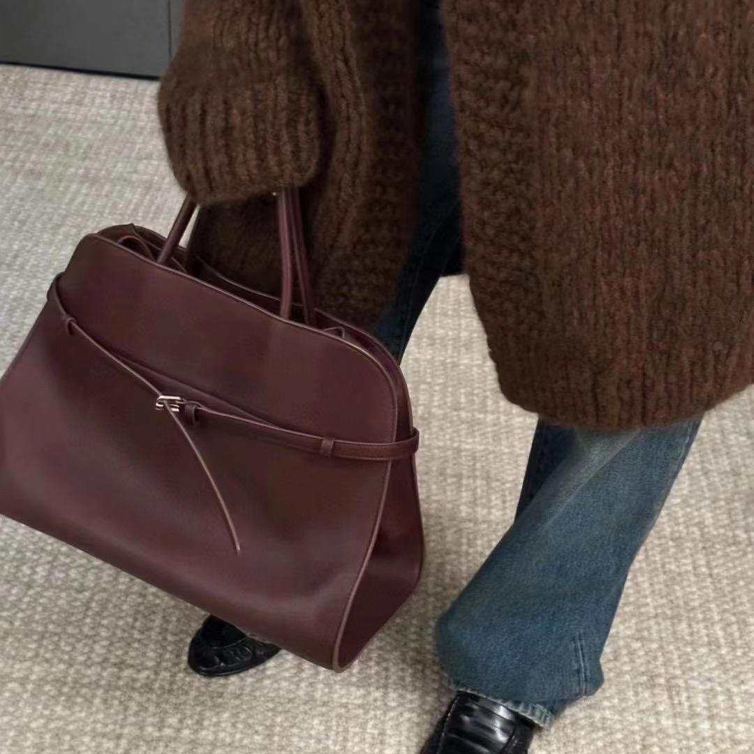 

Black Minimalist Style Bag for Women Large Capacity High-quality French Leather Shoulder Bag Minimalist American Shoulder Bag