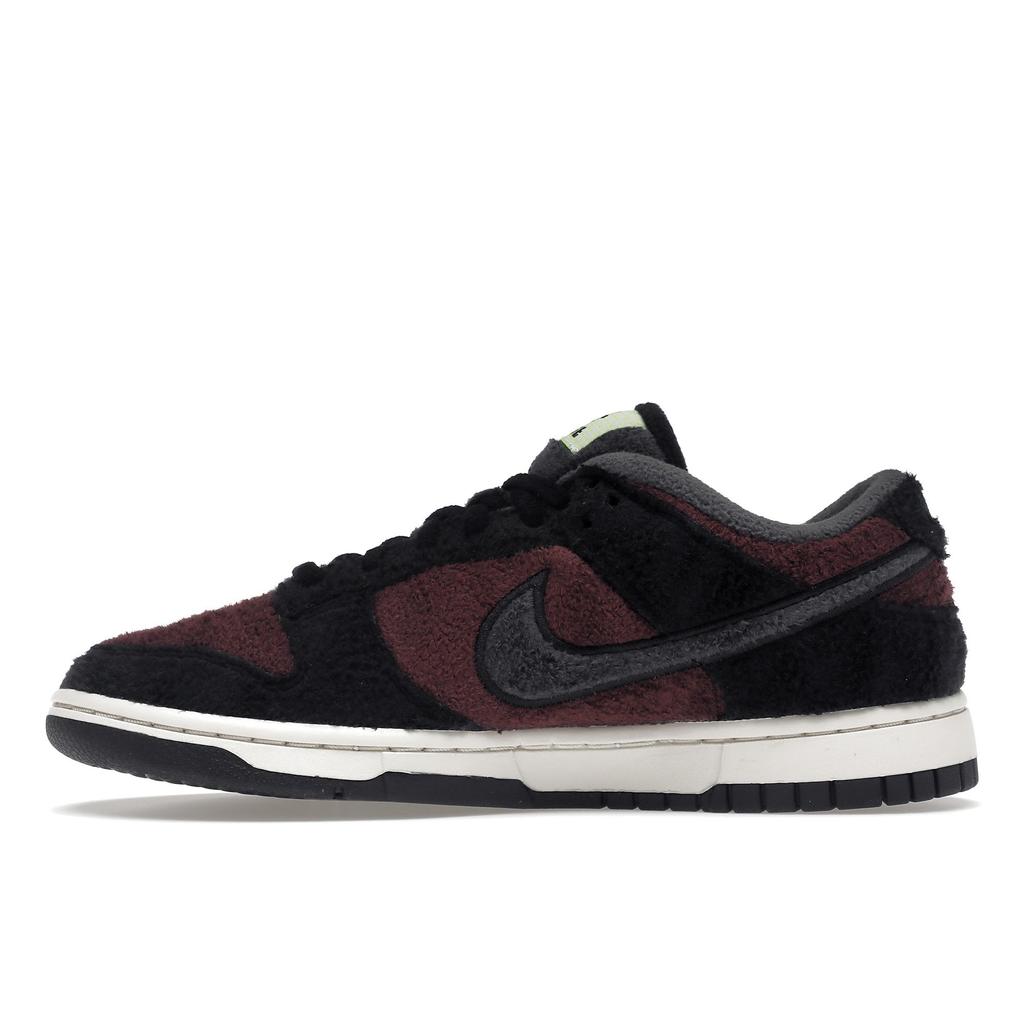 Nike Dunk Low SE Fleece - Burgundy Crush Damen Sneaker Rot Schwarz Weiß DQ7579-600