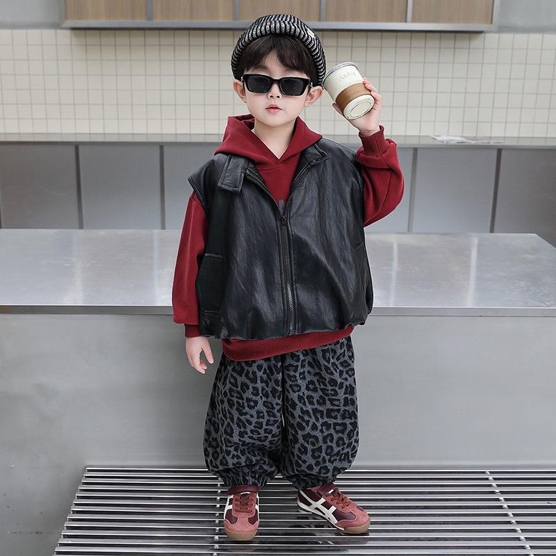 Chłopięcy jesienny trzyczęściowy zestaw streetwearowy w stylu koreańskim: bluza z kapturem i skórzana kamizelka