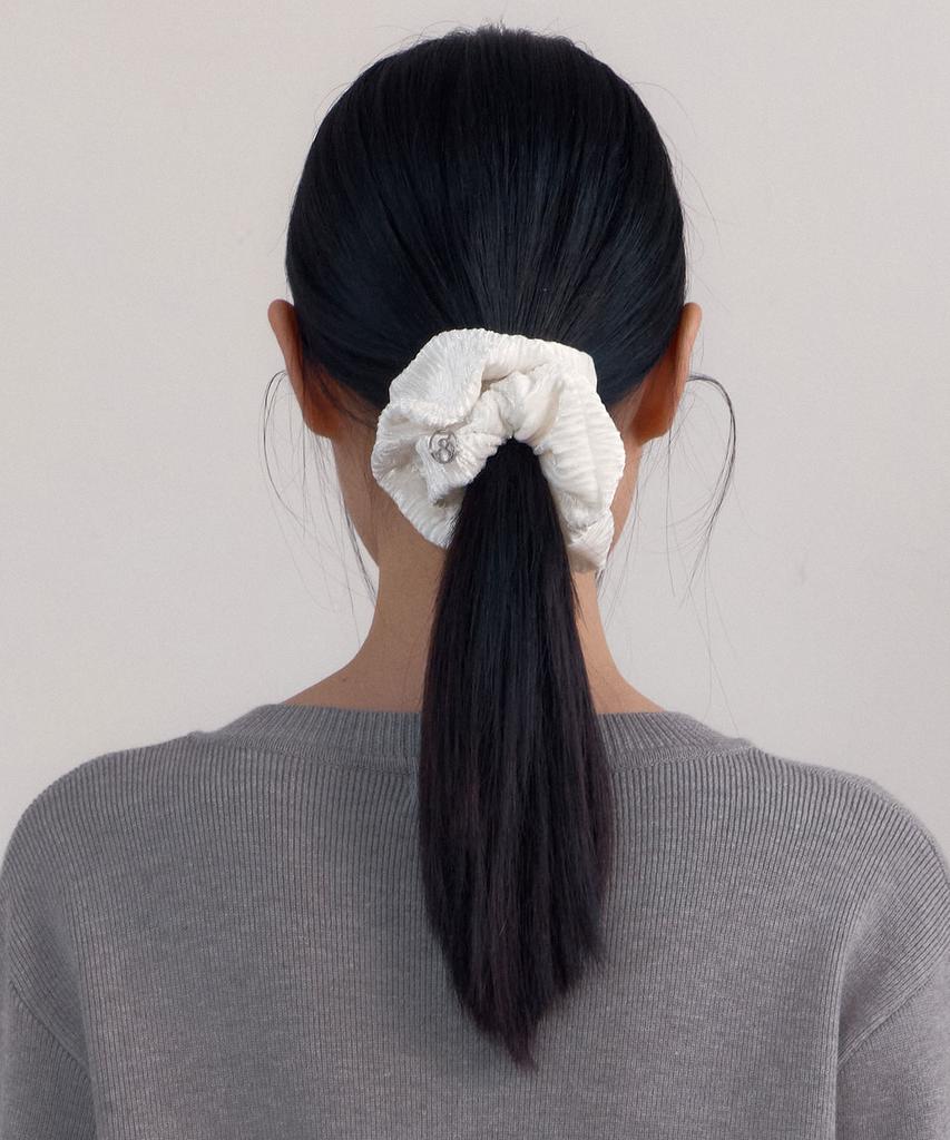 38Comeoncommon Wrinkle Velvet Scrunchie (White)