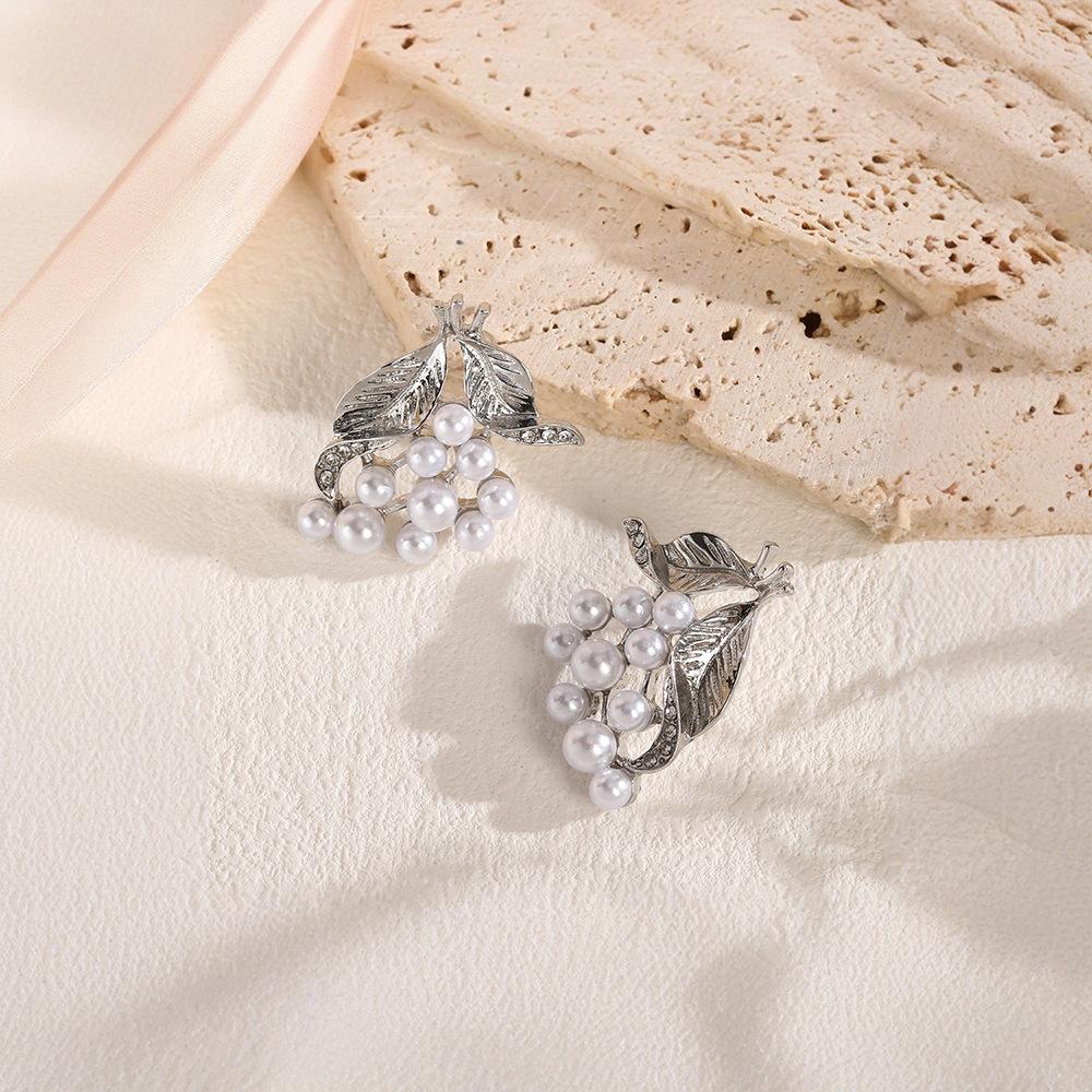 French Retro Leaf Grape Pearl Earrings Women'S High Sense Light Luxury Niche Earrings Fashion Creative Earrings