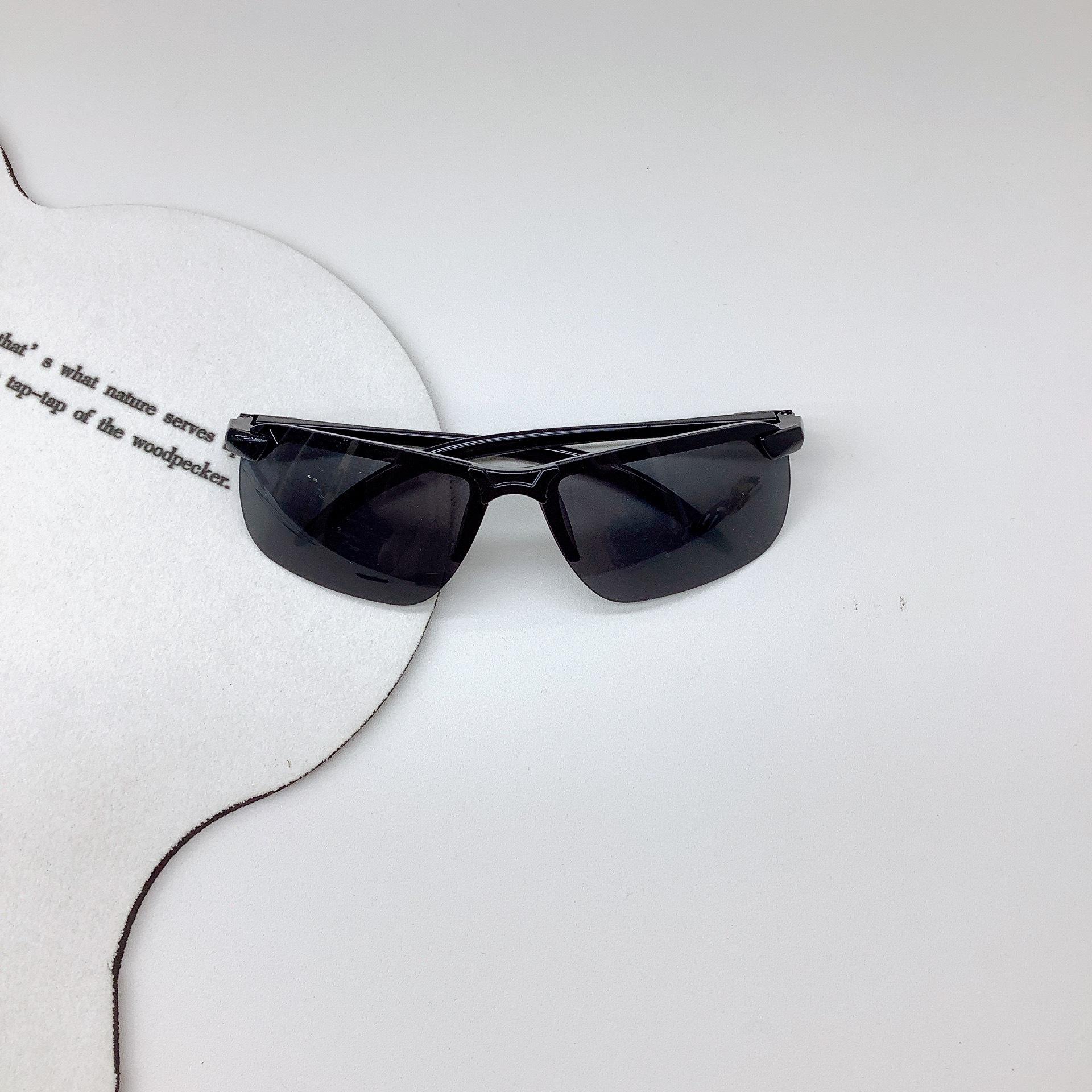 

Детские солнцезащитные очки Модные очки Спорт на открытом воздухе Для мальчиков Велоспорт Солнцезащитные очки с защитой от ультрафиолета для девочек черный серый