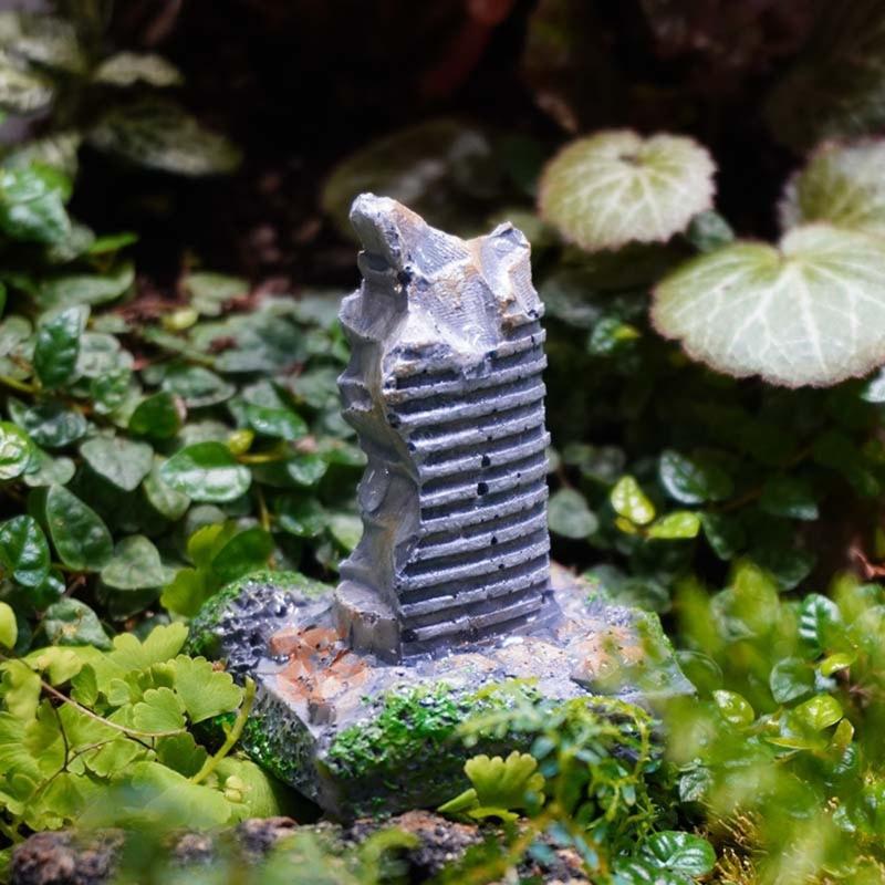 Damaged Building Model Figure Aquarium Ornament Resin Decoration With Detailed Design For Unique FishTank Landscapes