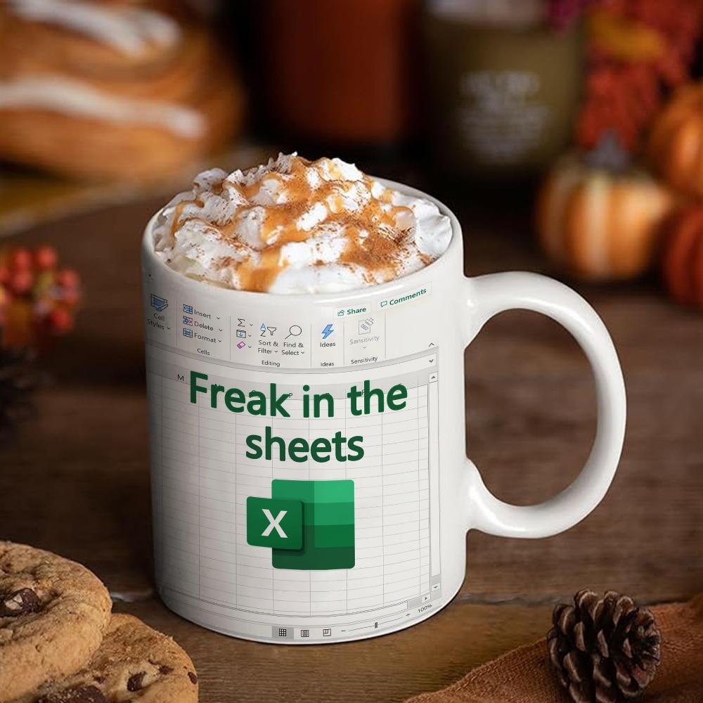 Fissato di Excel a letto, Tazza bianca, Caffè e tè per la colazione, Bicchiere d'acqua, Regalo di Natale, Calze della Befana