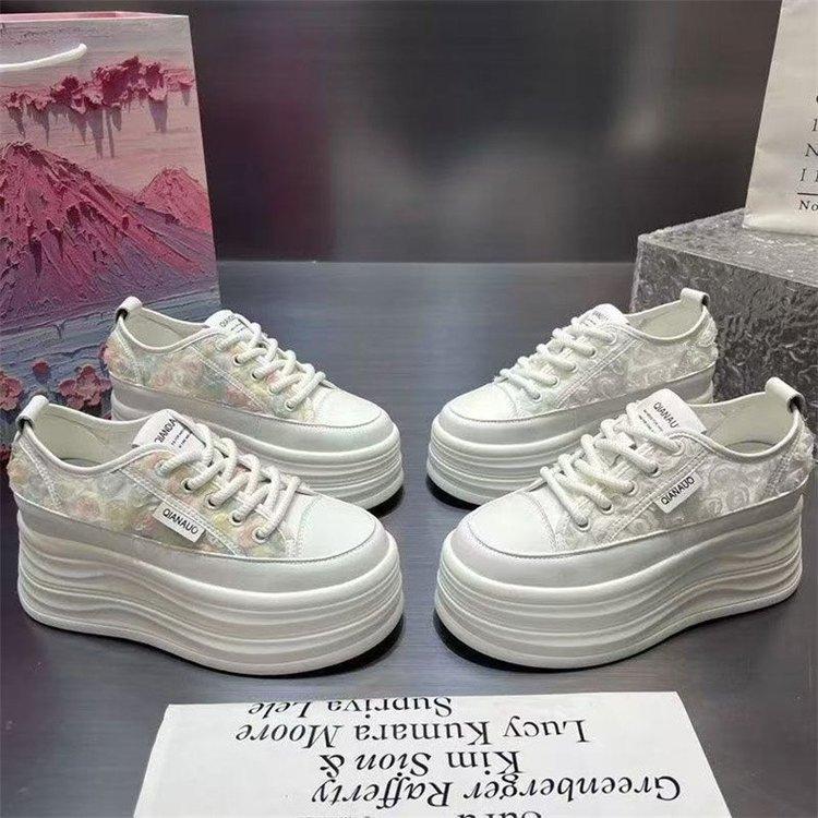 Nuove scarpe da ginnastica casual con zeppa interna per aumentare l'altezza, per primavera ed estate