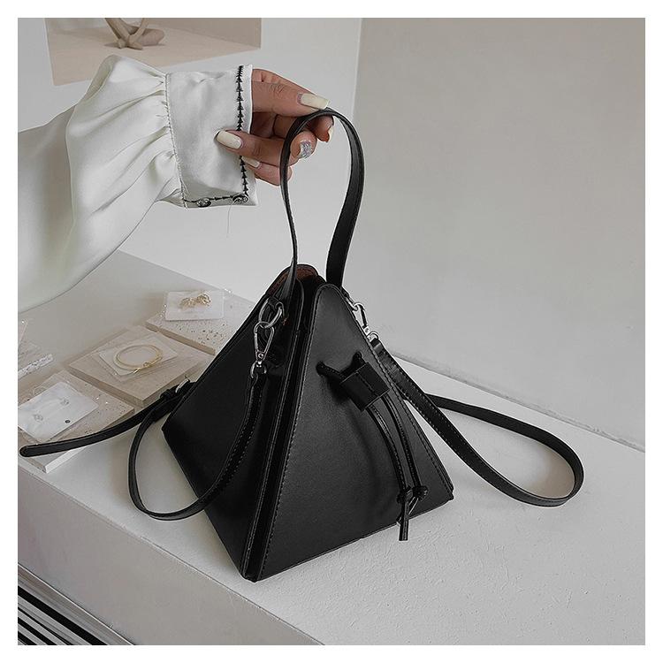 Модные женские сумки на ремне, сумки, чувство роскоши, женские сумки, высококачественная кожаная сумка через плечо, дизайнерская женская треугольная сумка чёрный