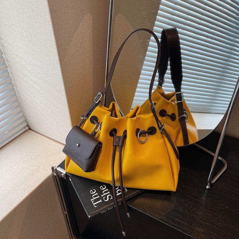 

Женская сумка на одно плечо под мышкой 2025 новая текстура нишевая повседневная простая большая вместимость сумка-тоут