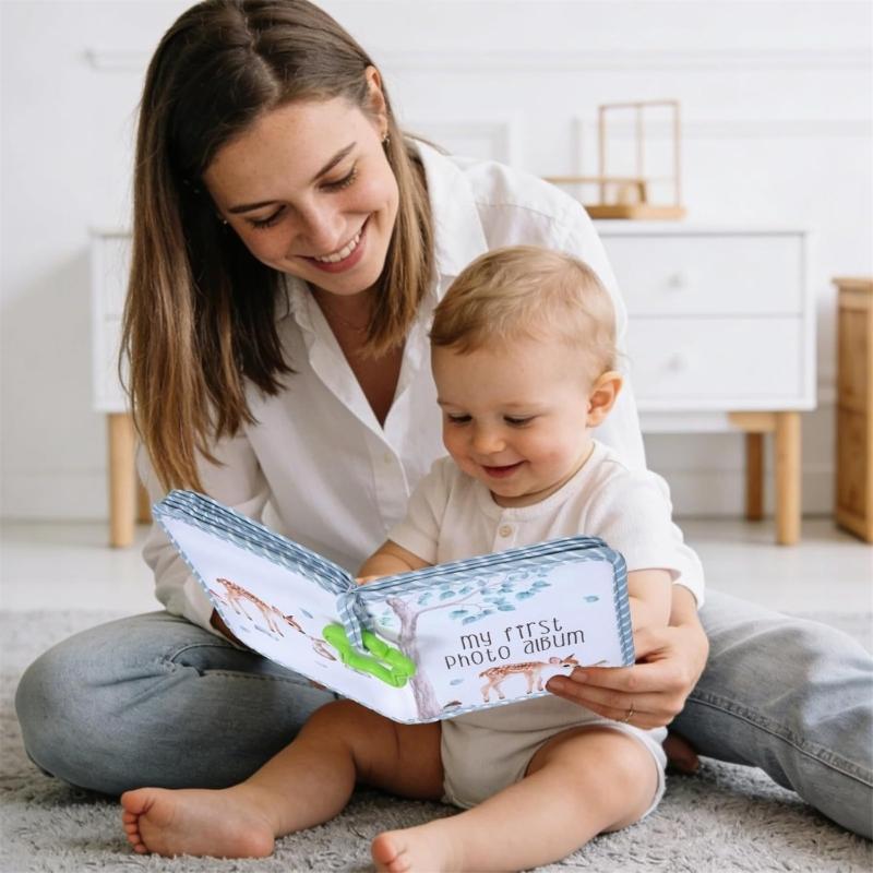 Album Photo pour Bébé à Couverture Tissu pour Naissance et Premier Anniversaire, Thème Forêt avec Bordure Bleu Clair, 14 x 18 cm Carnet de Souvenirs pour Adultes de la Famille