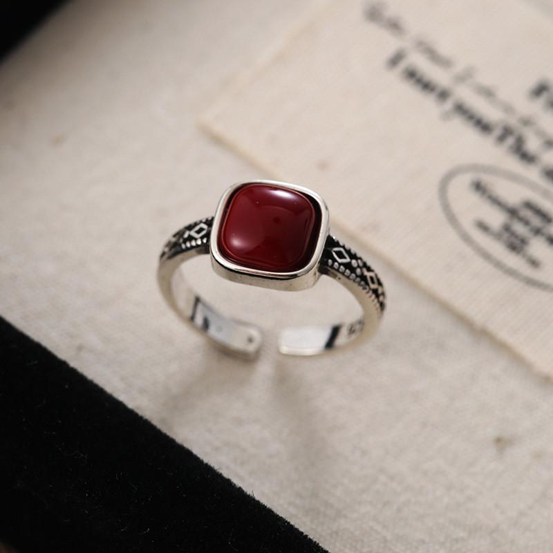 

Стиль Court Vintage Полое Квадратное Сахарное Кольцо для Женщин Шикарное Изысканное Модное Заявление