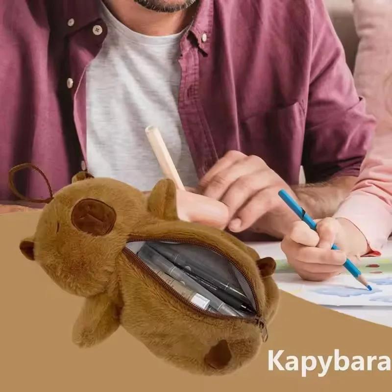 1-8 ST Söt Plysch Capybara Förvaringsväska för Pennor Tecknad Djur Pennfodral Multifunktionell Stor Kapacitet Pappersficka Pennfodral