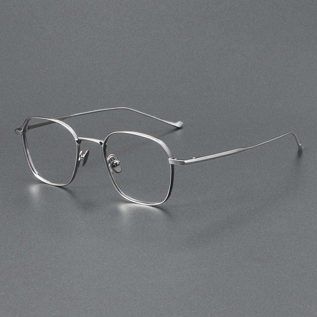 Rame de ochelari clasice retro poligonale din titan cu accente de sârmă aurie, potrivite pentru lentile de prescripție