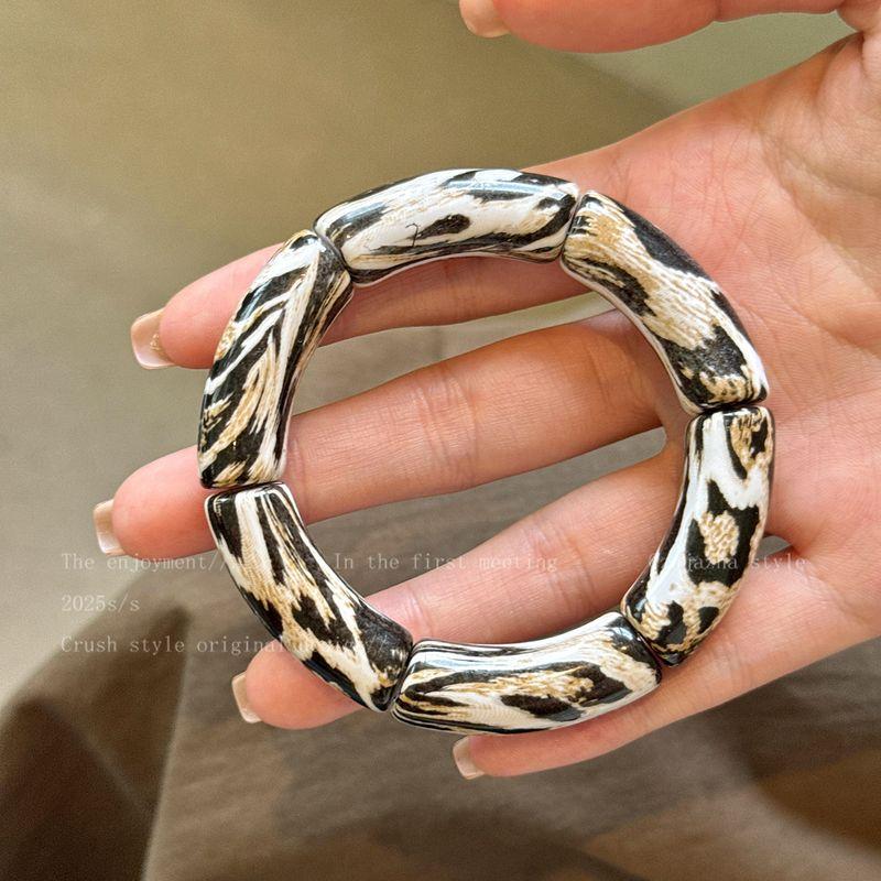 Fashion Item! Vintage European and American Leopard Print Resin Bracelet for Women, 2026 New Style, Unique and Niche, Exaggerated Jewelry