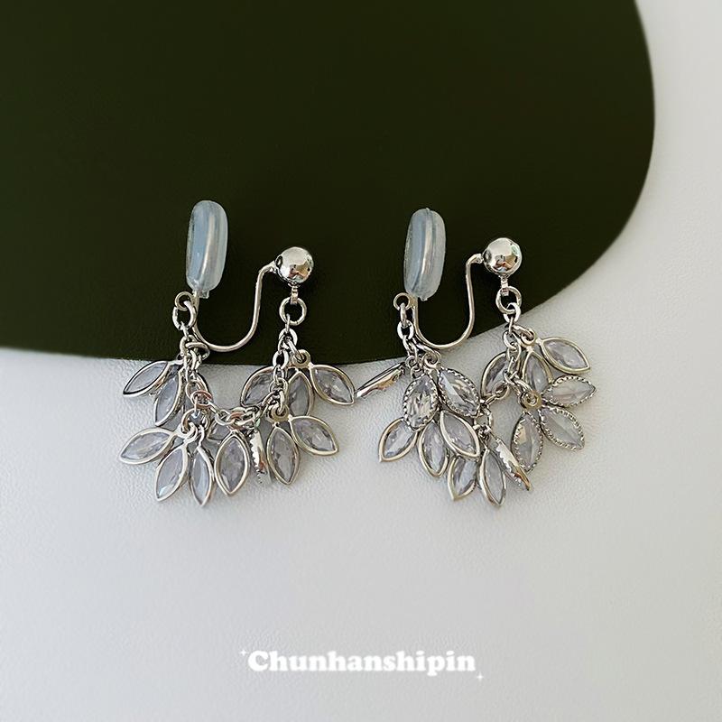 Silver zircon fringed earclips, holeless high-end mosquito coil disc earrings, temperament studs, niche unique earrings.