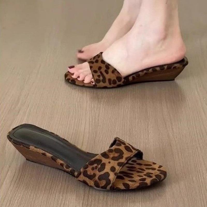 Walking dopamine! White lemon yellow open-toed slope heel 2025 summer new one-word drag low-heeled commuter sandals