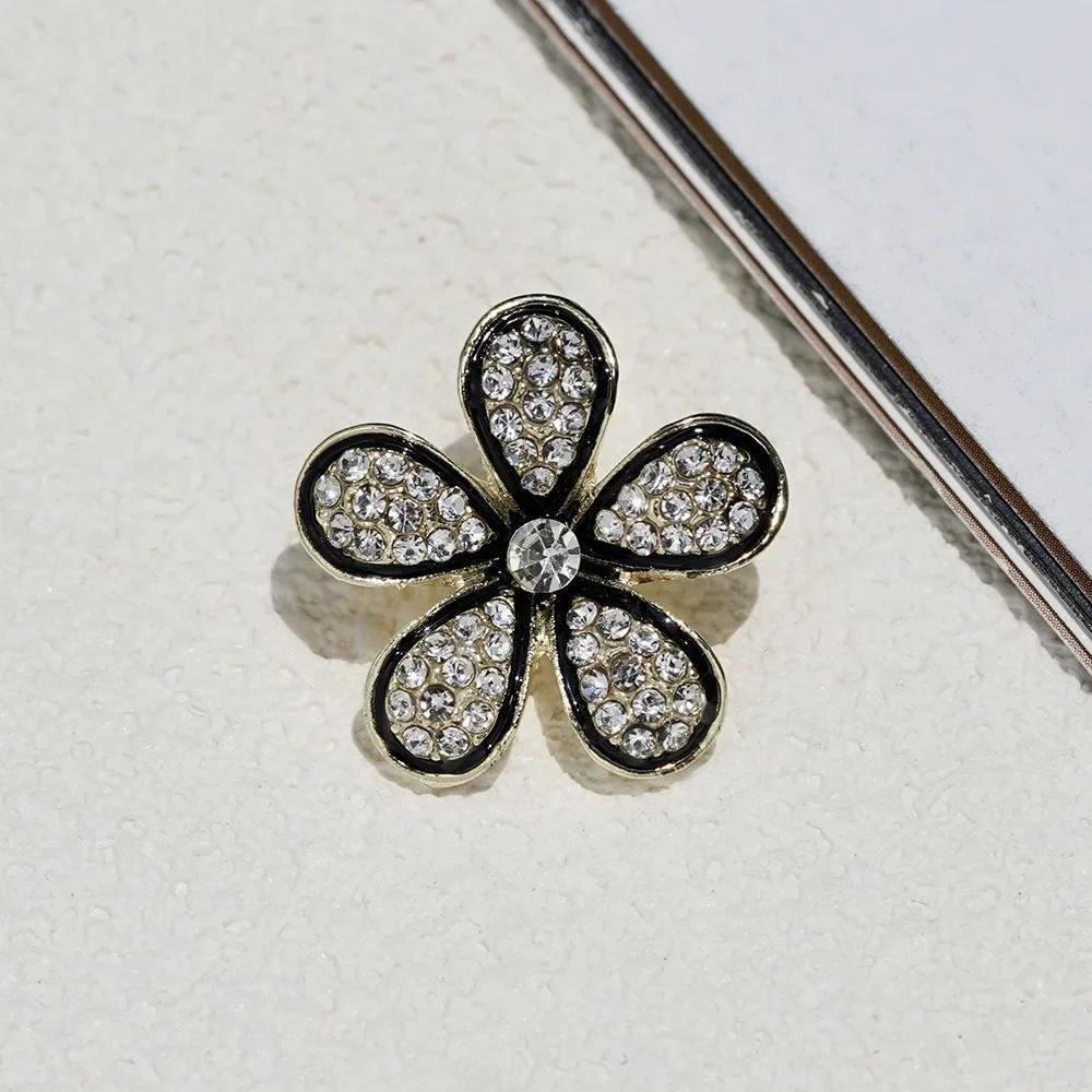 Fashionable Brooches for Woman Shiny Rhinestone Alloy Flower Decorative Brooch Women's Blouse Accessories
