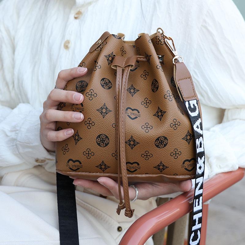 

Новая женская сумка-ведро на кулиске, модная сумка-мессенджер с широким плечевым ремнем, трендовая сумка через плечо, цельная коричневый