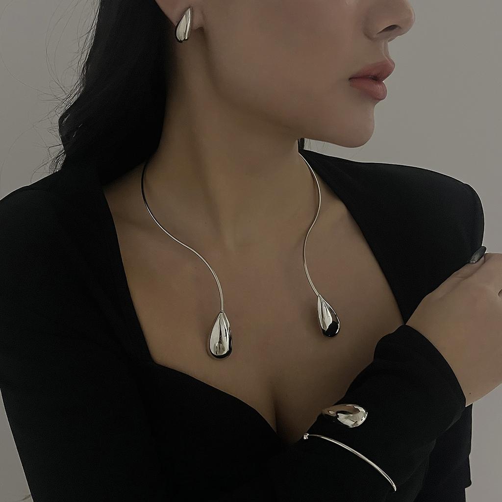 Simple teardrop-shaped necklace, bracelet, and earring set