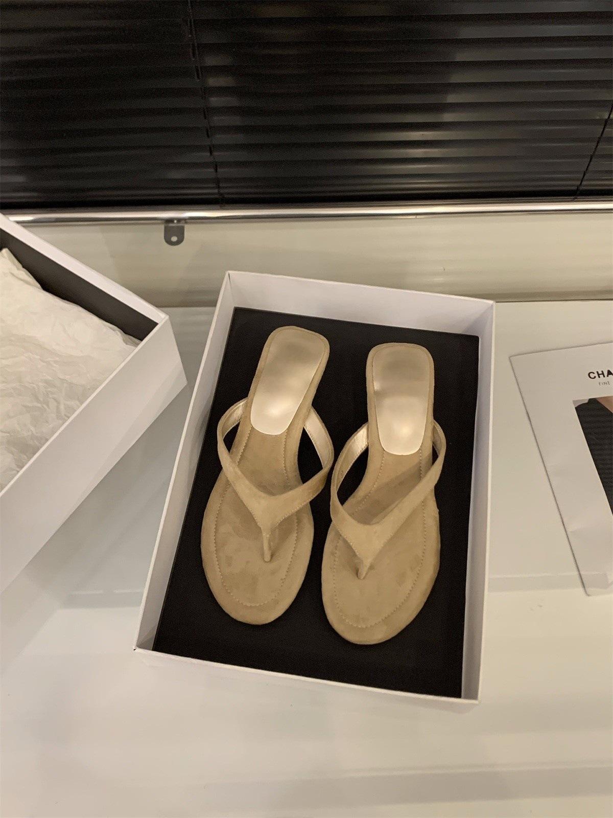 

Wedge heel retro suede pinch flip-flops shoes women s shoes wear 2025 new summer French small sandals sandals 40