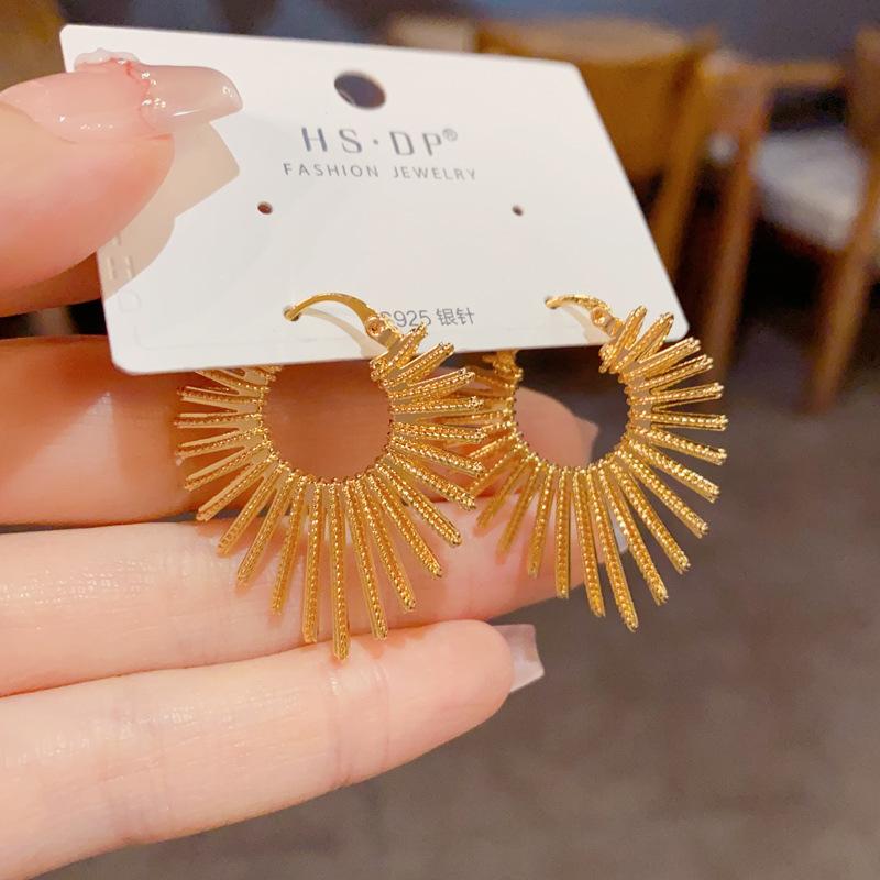 Personalized Light Luxury Fashion Retro Love Earrings 1 pair