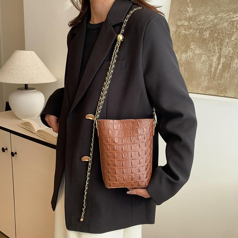 Large capacity new high-end crocodile pattern messenger bag versatile simple embossed women's bag bucket bag