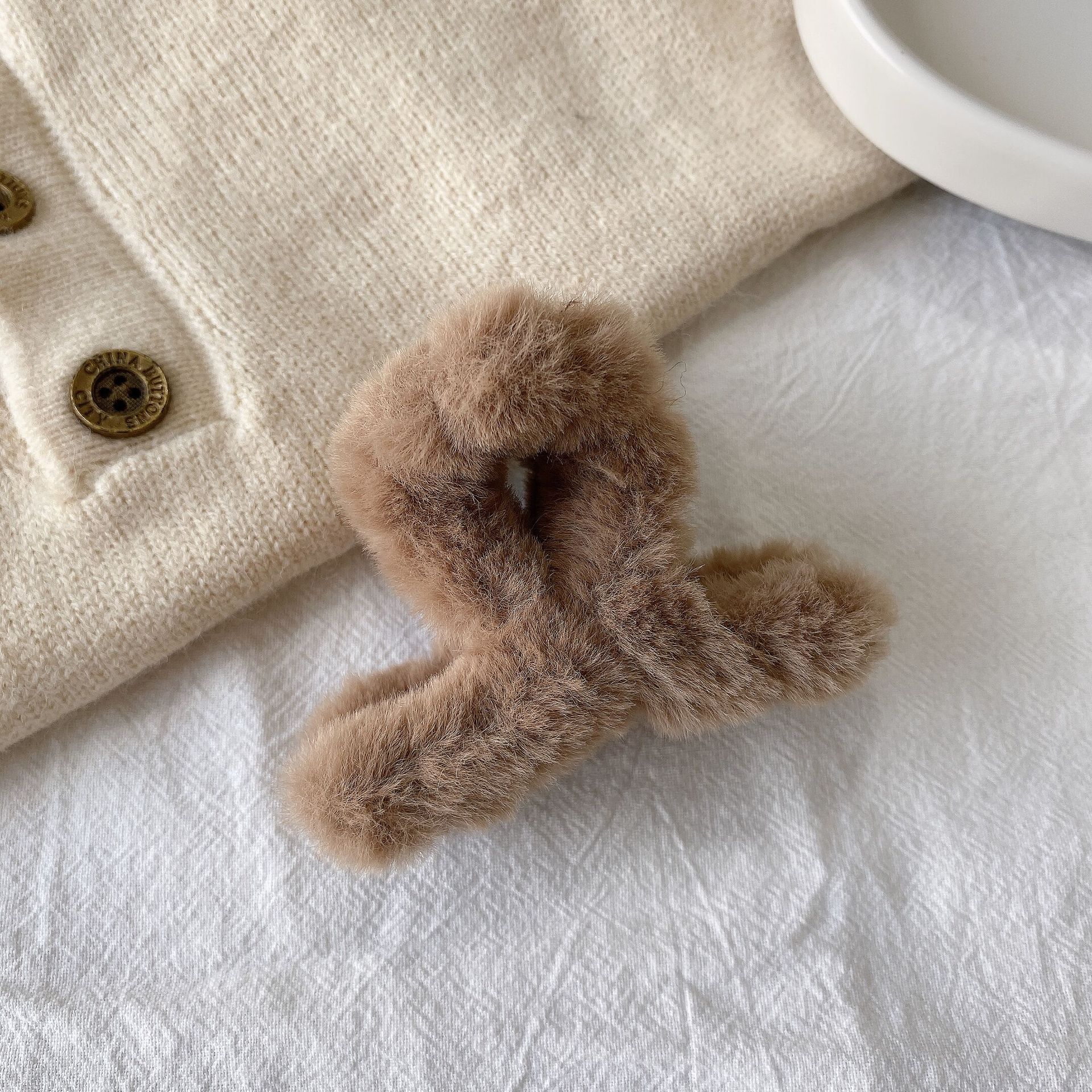 

Женские плюшевые заколки для волос Зимние заколки для волос из искусственного меха Заколка-краб Милые акриловые заколки для волос для девочек Зимние аксессуары для волос Size fits all