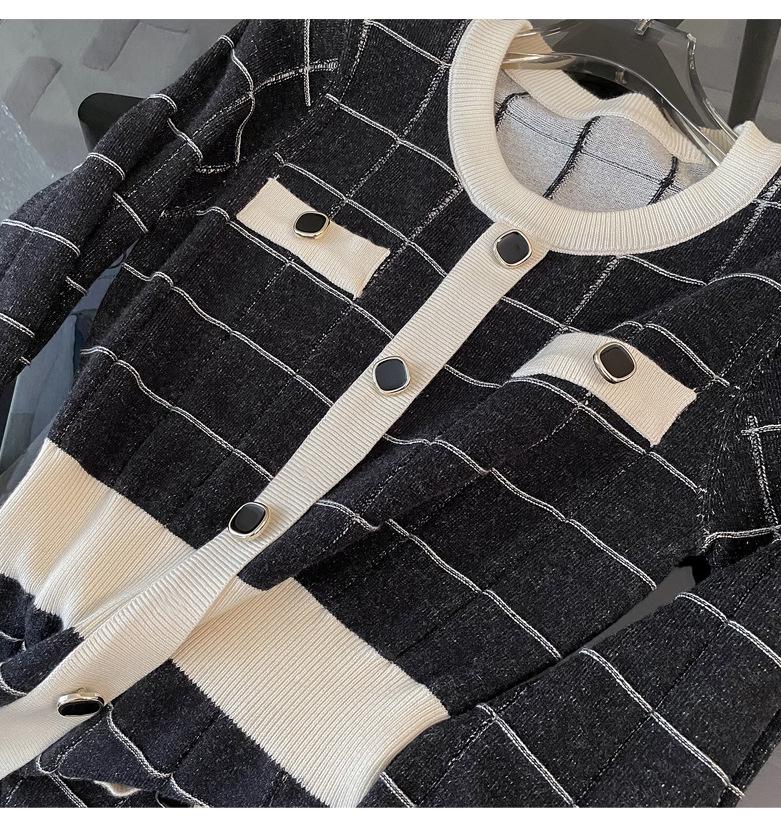 Mid-Length Winter Woolen Dress: French Hepburn Style Knit for Layering