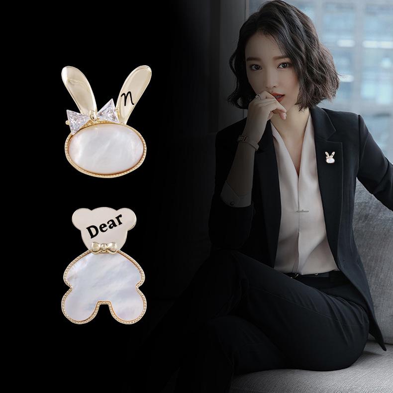 Elegant Natural Shell Brooch with Bear and Rabbit Design, Inlaid with Zircon, High-End Anti-Exposure Pin.