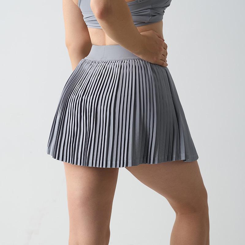 

В наличии спортивная плиссированная юбка-шорты с высокой посадкой, защитой от просвечивания и быстросохнущими свойствами, боковыми карманами и длиной миди Medium