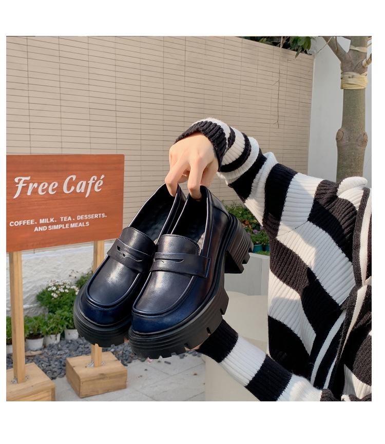 Damen Retro Leder Slipper im britischen Stil mit verstecktem Absatz, Trend Frühjahr 2025.